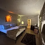 Hotel Cave 4*
